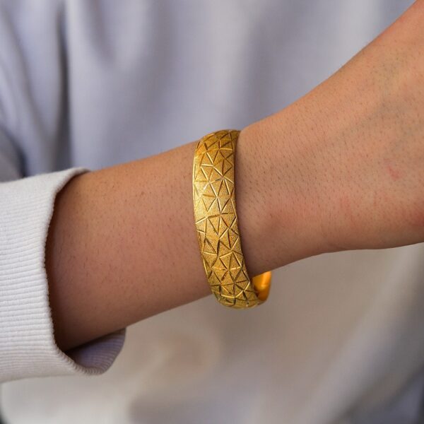 Altın Kaplama Bilezik Cam Kırığı Desenli 1.5 CM BLZ-1391