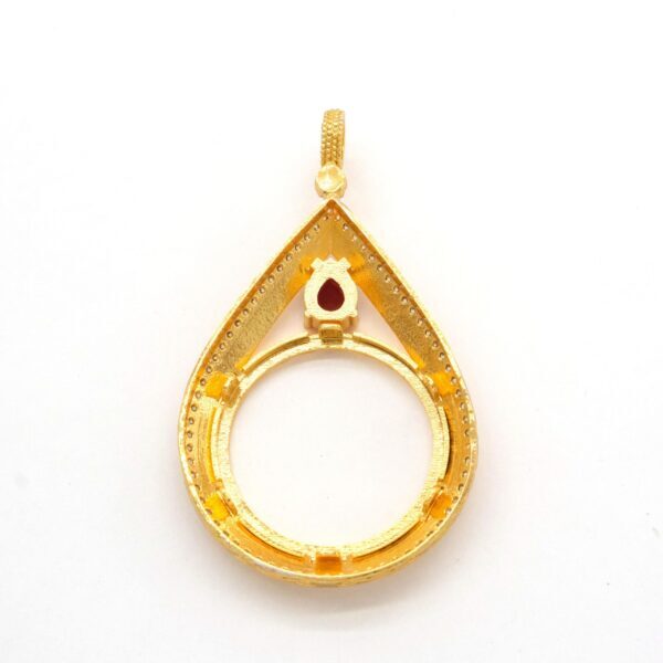 Alternative view of Tam Altın Çerçeveli Kolye​ Ucu Altın Kaplama Desenli TGR-594