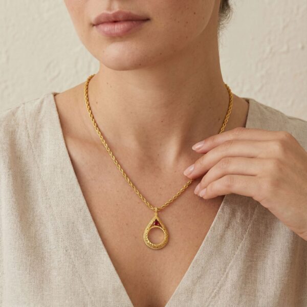 Alternative view of Tam Altın Çerçeveli Kolye​ Ucu Altın Kaplama Desenli TGR-594