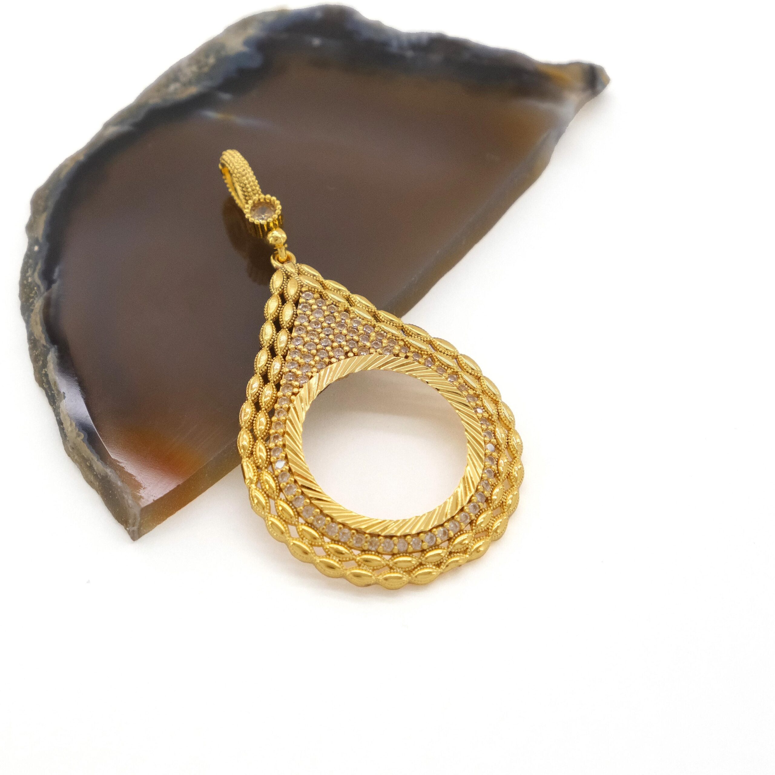 Yarım Altın Çerçeveli Kolye Ucu Altın Kaplama İşlemeli TGR-711 - Görsel 6