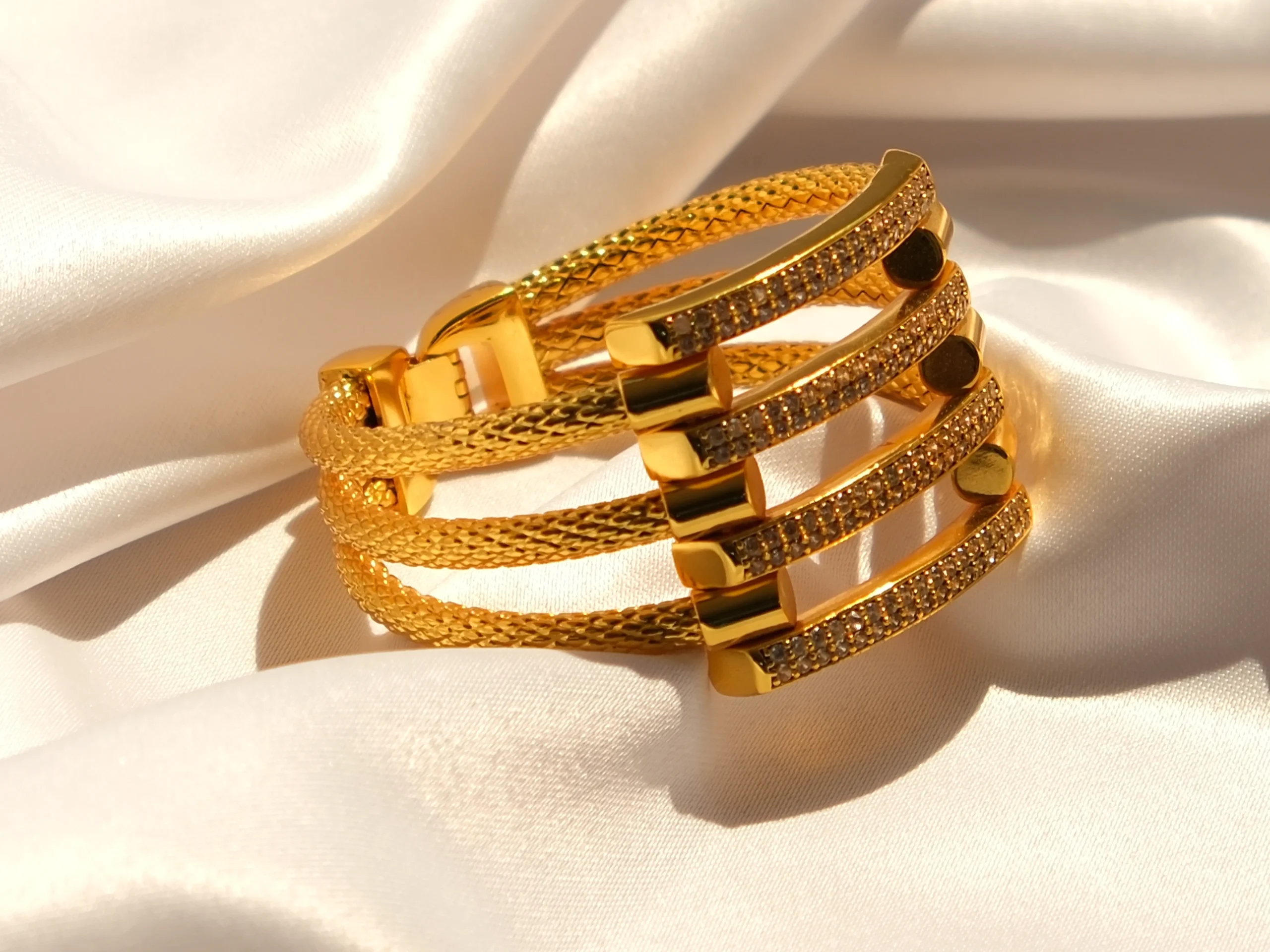 Altın Kaplama Kaburga Kelepçe